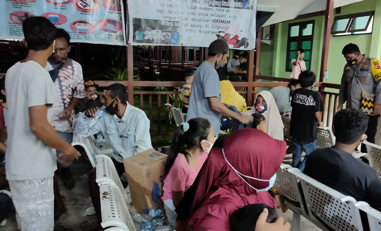 Kapolres Mimika AKBP I Gusti Gde Era Adhinata meniihat langsung para korban keracunan di RSMM, Sabtu malam. (Foto: Sadi/Seputarpapua)