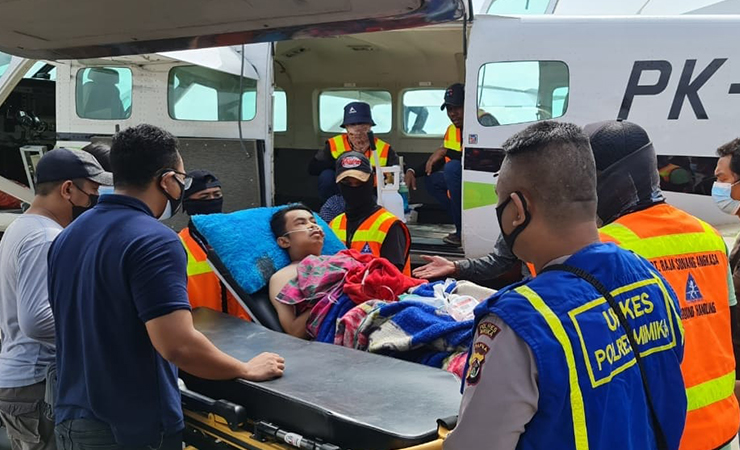 EVAKUASI | Korban penembakan di Intan Jaya dievakuasi menggunakan pesawat perintis ke Timika untuk menjalani perawatan di RSUD Mimika. (Foto: Ist/SP)