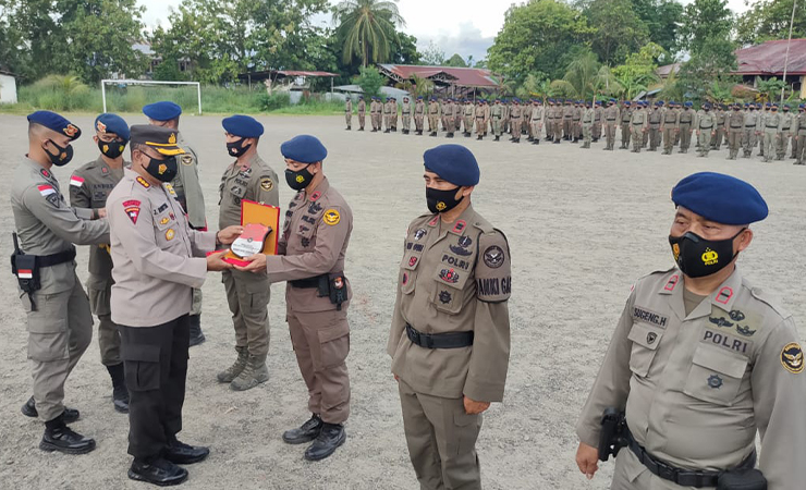 PENYERAHAN | Karo Ops Polda Papua menyerahkan penghargaan dari Kapolda Papua kepada pasukan Brimob BKO yang selesai menjalankan tugas di Papua. (Foto: Saldi/Seputarpapua)