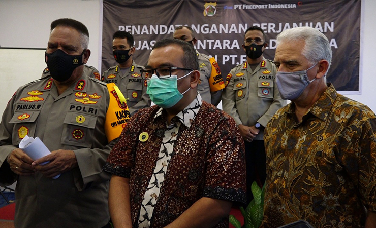 Kapolda Papua Irjen Pol Paulus Waterpauw (kiri) dan Presiden Security Risk Management (SRM) Arif Nasuha (tengah) saat jumpa pers. (Foto: Yonri/Seputarpapua)