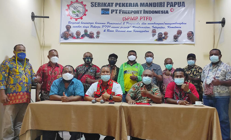 FOTO | Pengurus Serikat Pekerja Mandiri Papua (SPMP) PTFI foto bersama usai memberikan keterangan kepada awak media. (Foto: Muji/SP)