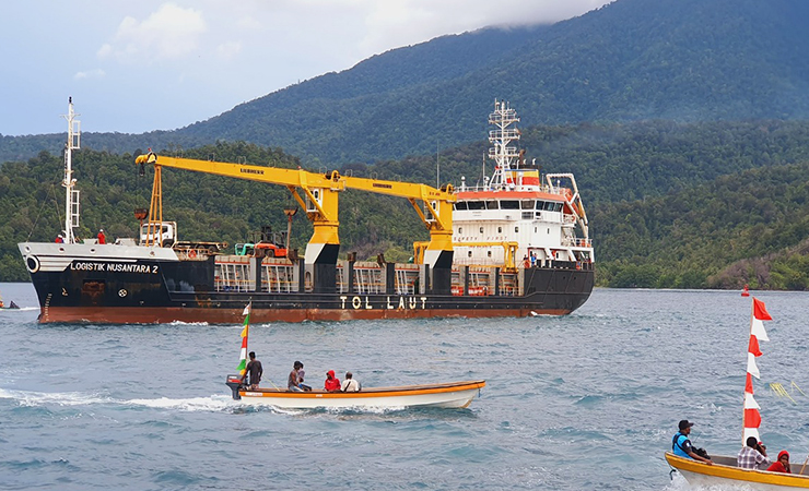 Kapal tol laut Logistik Nusantara (Lognus) 2 Saat Sandar di Pelabuhan Depapre Menandai Beroperasi Rute Tol Laut Via Pelabuhan Tersebut. (Foto: Ist)