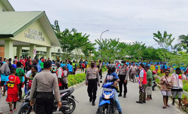 AKSI PROTES | Aparat kepolisian mengamankan aksi protes sejumlah orang tua murid di Sekolah Asrama Taruna Papua, Sabtu (13/3/2021). (Foto: Muji/SP)