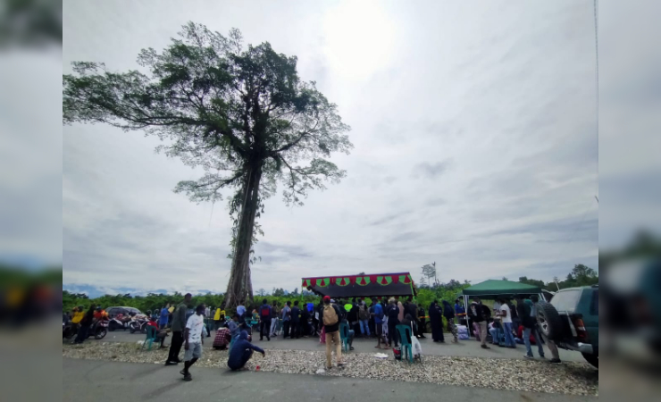CETAK | Masyarakat berkumpul di area Pohon Jomblo melakukan pencetakan dokumen kependudukan. (Foto: Anya Fatma/SeputarPapua)