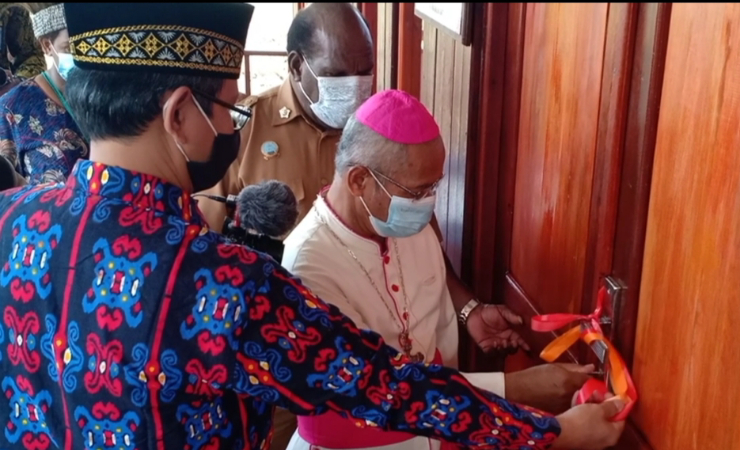 RESMIKAN | Uskup Keuskupan Agats Mgr Aloysius Murwito OFM meresmikan SMAK Seminari Yohanes Penginjil Asmat, Selasa (16/3/2021). (Foto: Fagi Difinubun)