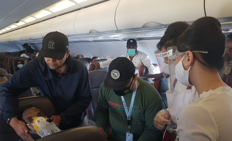 PERTOLONGAN | Mesak Nawipa diberikan pertolongan oleh penumpang dan pramugari saat tidak sadarkan diri dalam pesawat. (Foto: Istimewa)