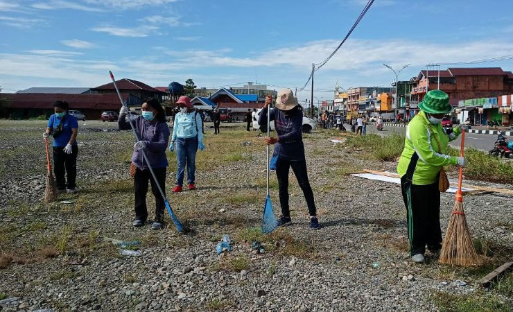 BERSIH | Sebagian pegawai Pemda Mimika saat melakukan kegiatan jumat bersih. (Foto: KristinRejang/Seputarpapua)