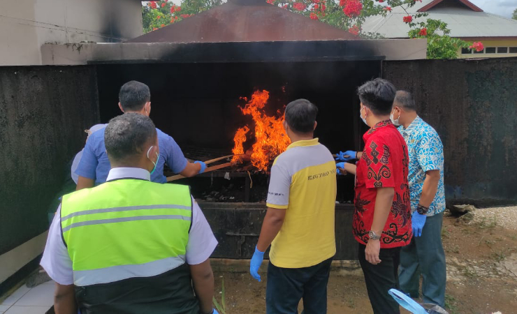 Petugas Karantina Pertanian Merauke dan sejumlah saksi memusnahkan dengan cara dibakar Ayam dan Bibit Jeruk dari luar Papua, Jumat (19/3/2021) (Foto: Karantina Pertanian Merauke/SP)