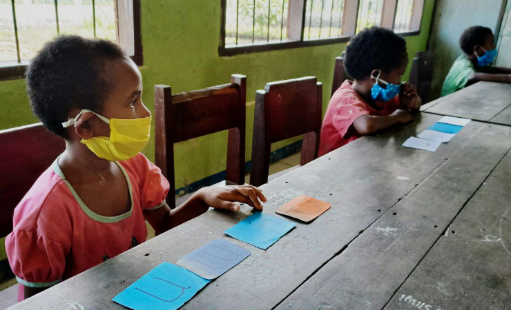 BELAJAR | Seorang siswa SP 7 saat ikut belajar pengenalan huruf. (Foto: Kristin Rejang/Seputarpapua)