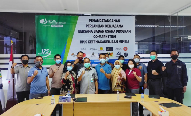 FOTO | Foto bersama antara BPJS Ketenagakerjaan dan badan usaha usai penandatanganan kerjasama program Co-Marketing. (Foto: Muji/Seputarpapua)