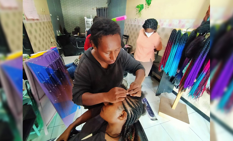 ANYAM | Karyawan Merli Salon menganyam rambut salah satu pelanggannya. Kamis (23/3/2021). (Foto: Anya Fatma/Seputarpapua)