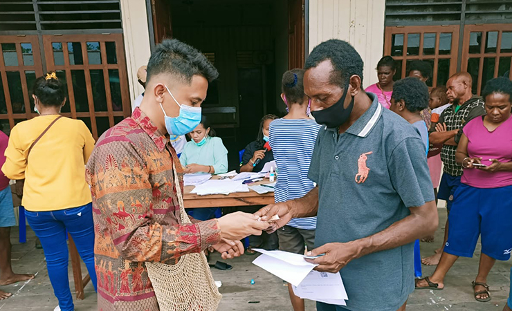 PENYALURAN BANSOS | Bantuan sosial (Bansos) dari Kementerian Sosial Republik Indonesia kembali disalurkan kepada Keluarga Penerimaan Manfaat (KPM) pada 23 distrik di Kabupaten Asmat, Papua, Kamis (4/3/2021).