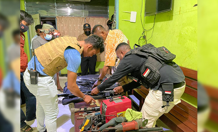 BARANG BUKTI | Barang bukti senjata api laras panjang yang ditemukan polisi dari AG. (Foto: Polres Merauke)