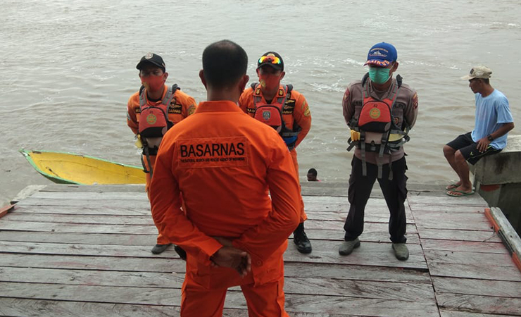 BERSIAP | Tim SAR gabubgan tengah bersiap melakukan pencarian terhadap 3 korban KM Papua Star yang tenggelam di Muara Basim, Senin (1/3/2021). (Foto: Humas SAR Timika)
