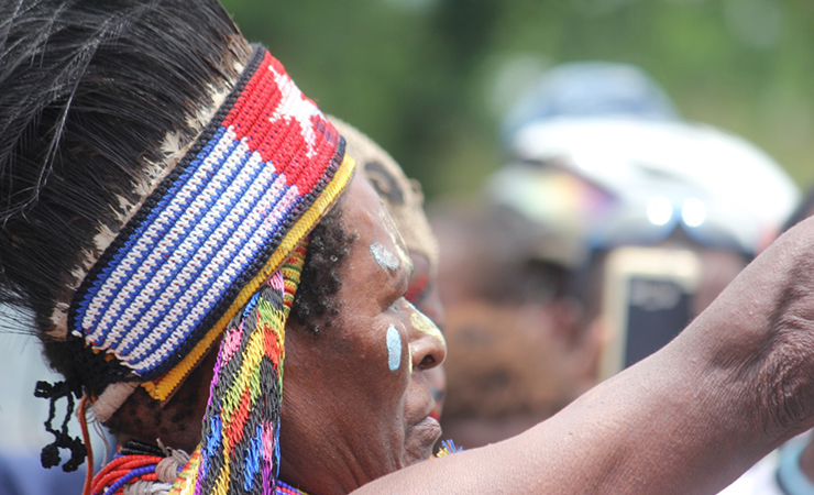 UNJUK RASA | Sekelompok masyarakat Papua menolak kehadiran perusahaan pertambangan mengeksploitasi alam mereka, ketika berunjuk rasa di Timika pada Maret 2017. (Foto: Sevianto/Seputarpapua)