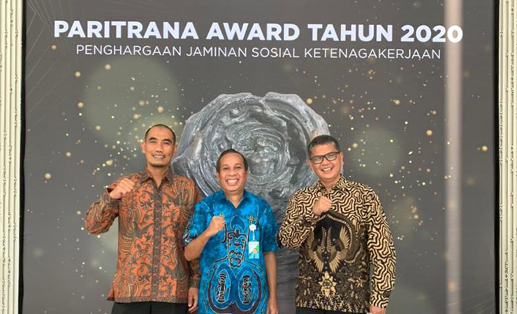 FOTO | Kepala BPJS Ketenagakerjaan Cabang Timika Verry K Boekan foto bersama dengan pimpinan PT KPI. (Foto: Ist/Seputarpapua)