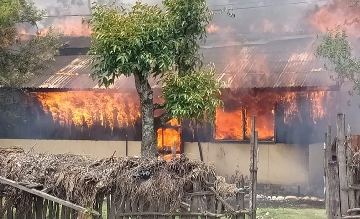 Rumah yang terbakar di Wamena, Kabupaten Jayawijaya. (Foto: Polda Papua/Seputarpapua)