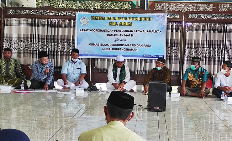 RAPAT | Rapat koordinasi yang digelar PHBI Mimika bersama Ormas Islam, DKM, dan penceramah di Masjid Agung Babussalam, Sabtu (27/3/2021). (Foto: Muji/Seputar Papua)