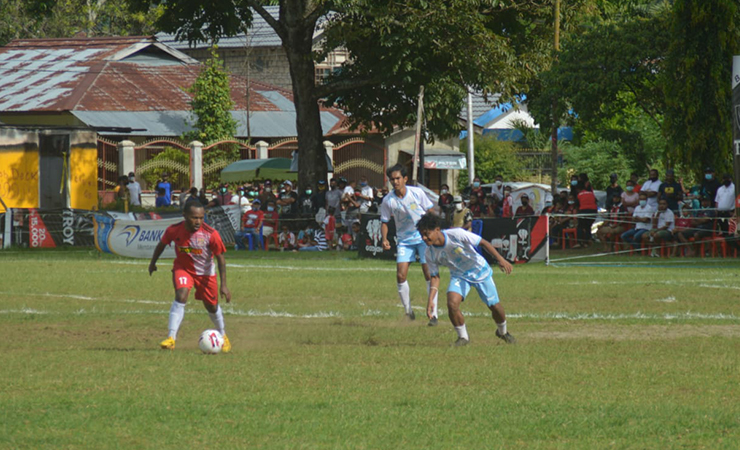 PERTANDINGAN | Tim sepakbola PON Papua saat bertanding melawan Tim Ifan Sport. (Foto: Vidi)