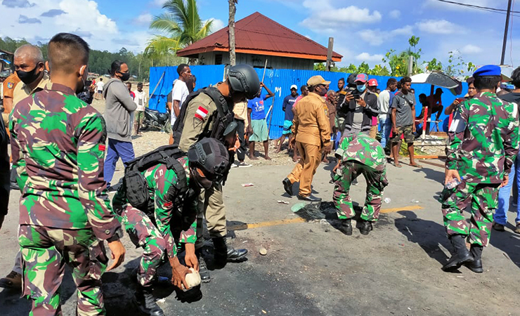 BUKA | Aparat keamanan membuka blokade jalan yang dilakukan oleh warga pasca rusuh di Poumako. (Foto: Saldi/Seputarpapua)