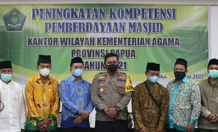 ARAHAN | Kapolres Mimika AKBP I Gusti Gde Era Adhinata foto bersama tokoh muslim dalam kegiatan Peningkatan Kompetensi Pemberdayaan Masjid di Horison Ultima, Rabu (31/3/2021). (Foto: Yonri/Seputarpapua)