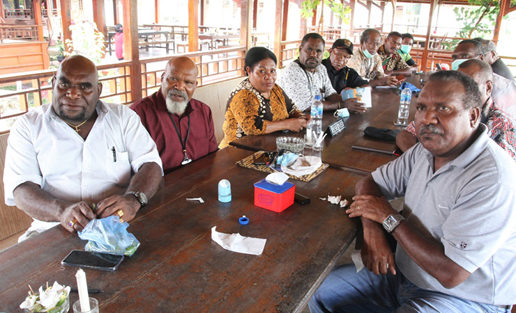 KONFERENSI PERS | Lemasa-Lemasko menggelar konferensi pers menyikapi berbagai persoalan di lingkup masyarakat adat Amungme dan Kamoro di Timika, Rabu (10/3/2021). (Foto: Sevianto / Seputarpapua)