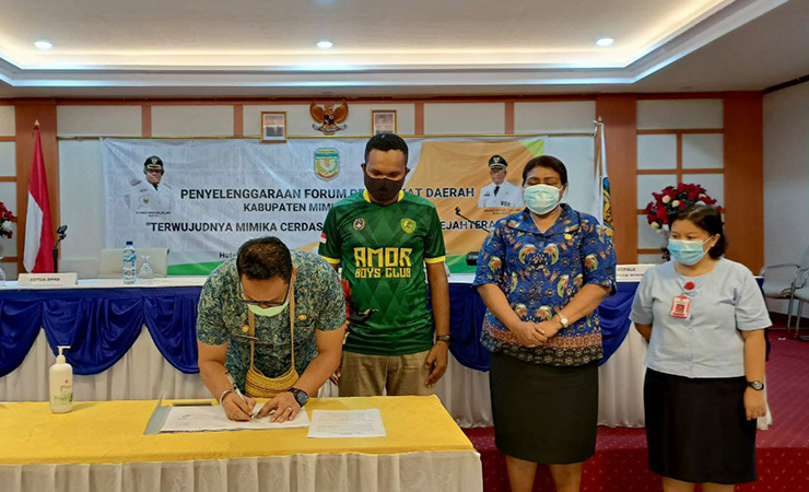 TANDATANGAN | Penandatanganan berita acara usai kegiatan forum perangkat daerah. Jumat (26/3/2021) (Foto: Kristin Rejang/Seputarpapua)