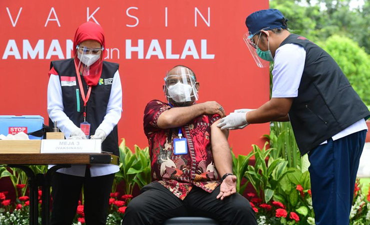 VAKSINASI | Kepala Biro Papua PGI Ronald Richard Tapilatu menerima vaksinasi COVID-19 di Istana Negara, Jakarta, Rabu (27/1/2021). (Foto: Ist/Dok Seputarpapua)
