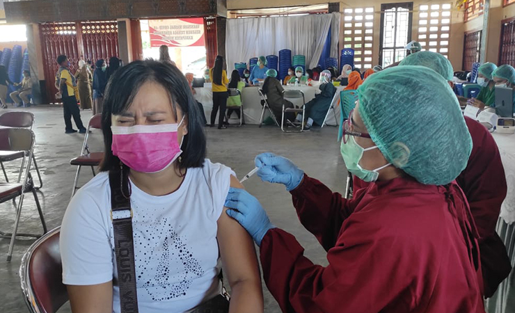 VAKSINASI | Pemberian vaksin secara massal tahap pertama kepada tenaga kesehatan yang dilaksanakan pada 16 Februari 2021 di Gedung Tongkonan. (Foto: Muji/Seputarpapua)