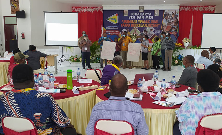 PRESENTASI | Salah satu kelompok peserta saat presentasi usulan visi dan misi dalam lokakarya yang digelar YPMAK di MPCC, Rabu (24/3/2021). (Foto: Kristin Rejang/Seputarpapua)