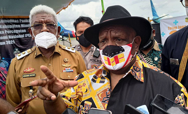 Wagub Provinsi Papua Klemen Tinal didampingi Wabup Mimika Johannes Rettob memberikan keterangan kepada media. (Foto: Kristin Rejang/Seputarpapua)