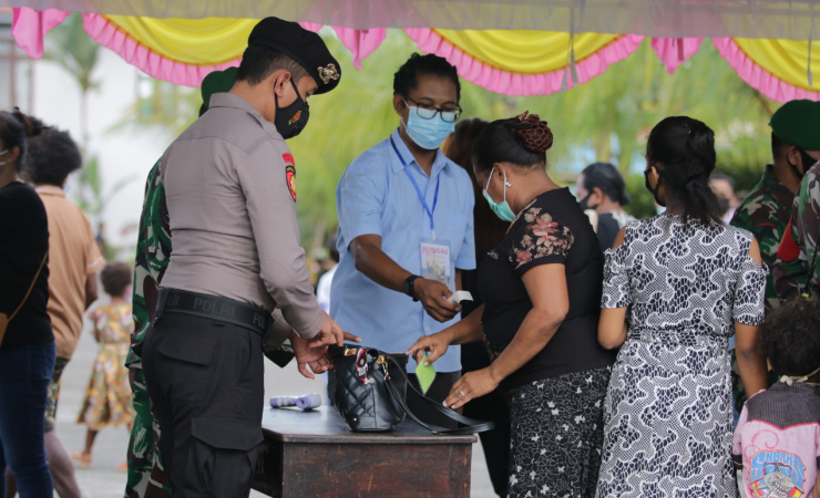 PERIKSA | Aparat keamanan TNI/Polri memeriksa setiap umat yang akan mengikuti Misa Jumat Agung di Gereja Katedral Tiga Raja Timika, Papua, Jumat (2/4/2021). (Foto: Sevianto Pakiding/Seputarpapua)