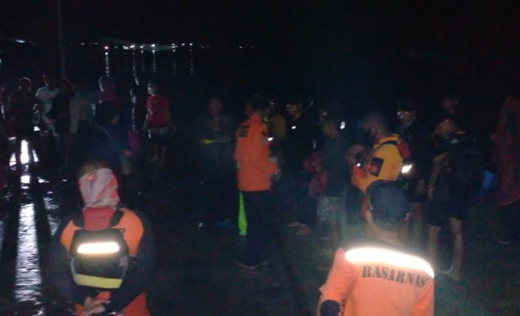 EVAKUASI | Tim SAR mengevakuasi puluhan orang setelah sempat terjebak di sebuah pulau tak berpenghuni. (Foto: Ist/Humas Kantor SAR Timika)