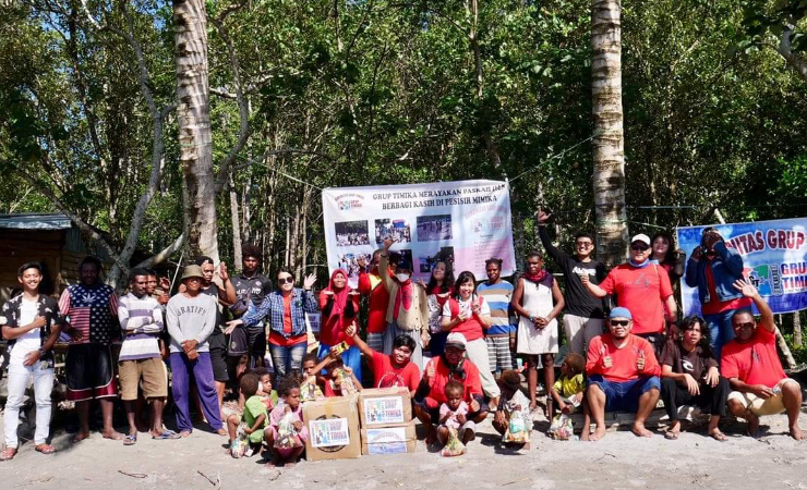 BERBAGI | Anggota Komunitas Grup Timika bersama masyarakat di Pantai Naja (Foto: Ist/Seputarpapua)