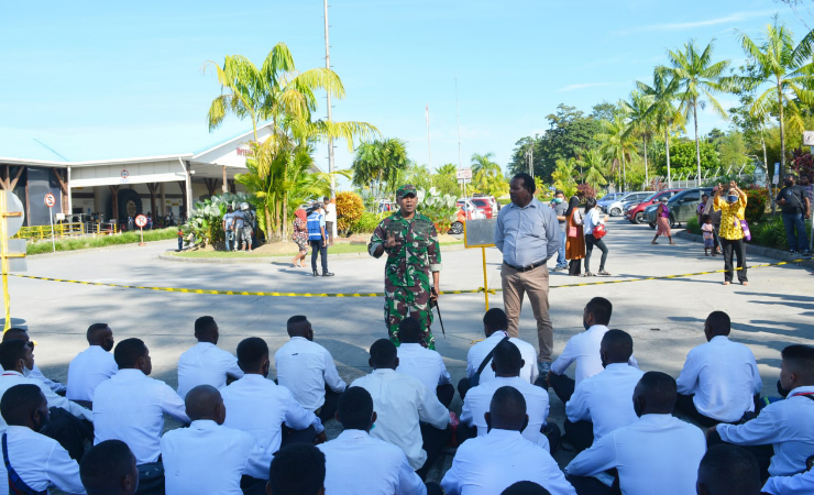 LEPAS | Dandim 1710 Mimika Letkol Inf Yoga Prasetya yang didampingi Ketua Lemasko Gregorius Okuare saat melepas 75 Casis Secata PK Gel I TA 2021 Zonasi Mimika ke Jayapura. (Foto: Ist/Seputarpapua)