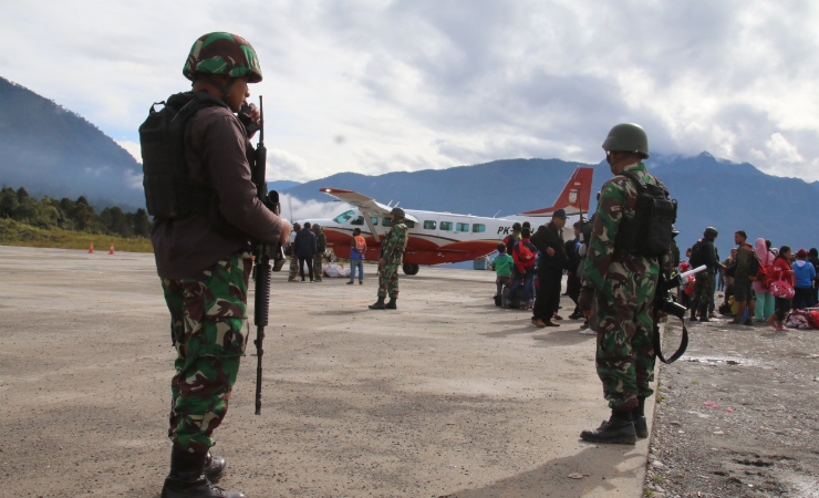 ILUSTRASI | Pengamanan di Bandara Aminggaru, Ilaga, Kabupaten Puncak saat gejolak keamanan pada Oktober 2019.