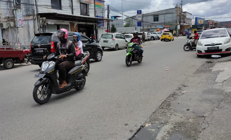 Aktifitas di ruas jalan Budi Utomo, Timika, Papua.