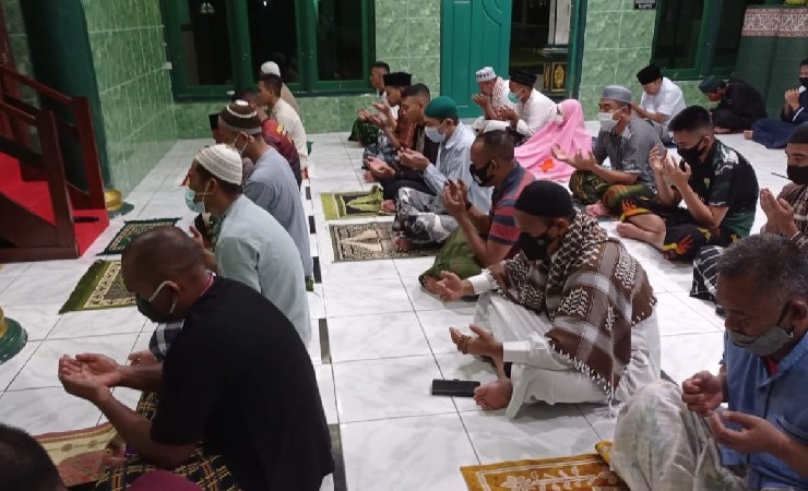 BERDOA | Anggota Kodim 1710/Mimika gelar doa bersama usai melaksanakan salat Tarawih di Masjid Al Askar untuk keselamatan para awak KRI Nanggala 402, Jumat malam (23/4/2021). (Foto: Pen Kodim 1710/Mimika)