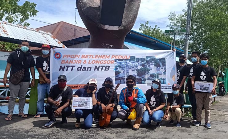 FOTO BERSAMA | PPGPI Betlehem Agats foto bersama usai menggalang dana bagi korban bencana alam di NTT dan NTB, Sabtu (10/4/2021). (Foto: Fagi/ Seputarpapua)