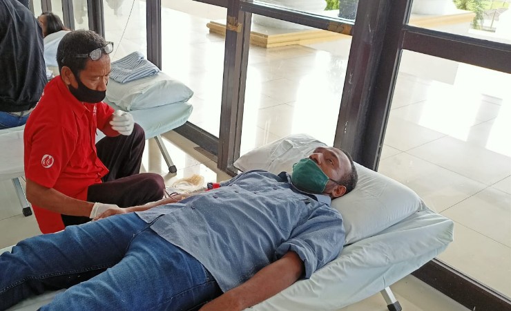 DONOR | Salah satu pegawai di Kantor Puspem Mimika saat mendonorkan darah. (Foto: Kristin Rejang/Seputarpapua)