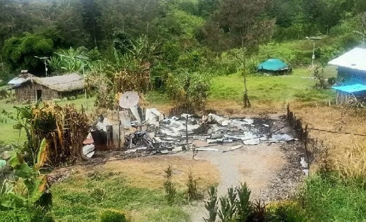 Salah satu rumah warga yang dibakar di Beoga, Kabupaten Puncak, pekan lalu. (Foto: HO/Antara)