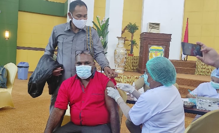 VAKSIN | Ketua DPRD Mimika Robby K Omaleng saat menerima vaksin dosis kedua dari petugas kesehatan. (Foto: Muji/Seputarpapua)