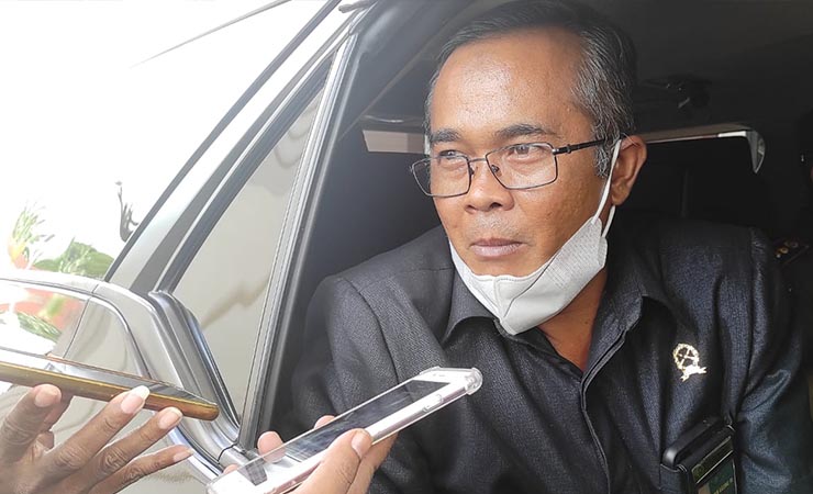 Ketua Pengadilan Agama Mimika Supian Daelani saat diwawancarai 'door stop' oleh wartawan. (Foto: Muji/Seputarpapua)