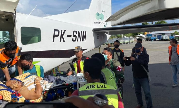 EVAKUASI | Proses evakuasi terhadap korban Asep Saputra (49) dari Sugapa menuju Nabire menggunakan pesawat Smart Aviation, Senin (19/4/2021). (Foto: Ist/Seputarpapua)