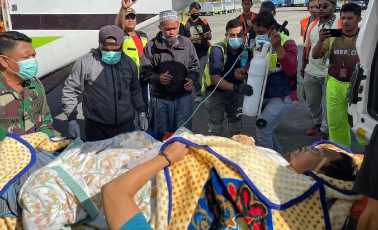 EVAKUASI | Asep Saputra (49), penjual bakso yang menjadi korban penganiayaan di Intan Jaya saat dievakuasi ke Nabire untuk mendapatkan penanganan lanjutan di RSUD Nabire. (Foto: Ist/Seputarpapua)