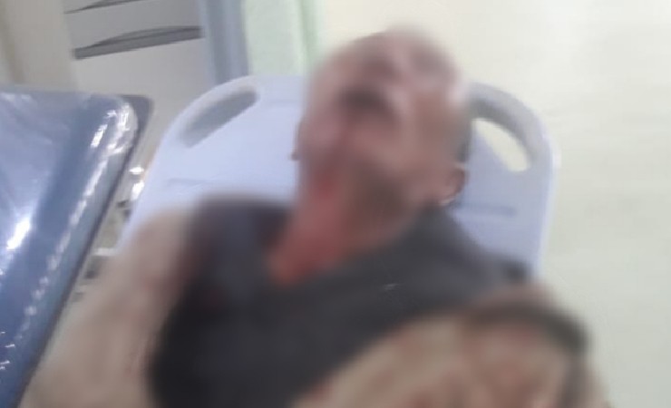 Suroto, korban penganiayaan oknum pemuda mabuk terbaring di ruang perawatan RSUD Mimika. (Foto: Ist/Seputarpapua)