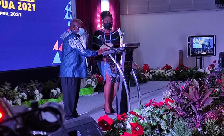 SAMBUTAN | Gubernur Papua Lukas Enembe saat memberikan sambutan pada pembukaan CdM II PON XX Papua, Rabu (7/4/2021). (Foto: Vidi/ Seputarpapua)