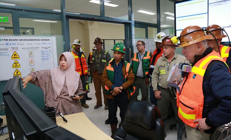 PENJELASAN | Agustina Ratnaningrum saat memberikan penjelasan kepada pimpinan PT Freeport Indonesia di wilayah Under Ground. (Foto : Ist/SP)