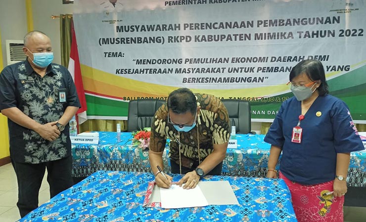 TANDATANGAN | Sekda Kabupaten Mimika, Michael Gomar saat menandatangani berita acara hasil Musrenbang RKPD, Jumat (16/4/2021) (Foto: Kristin Rejang/Seputarpapua)