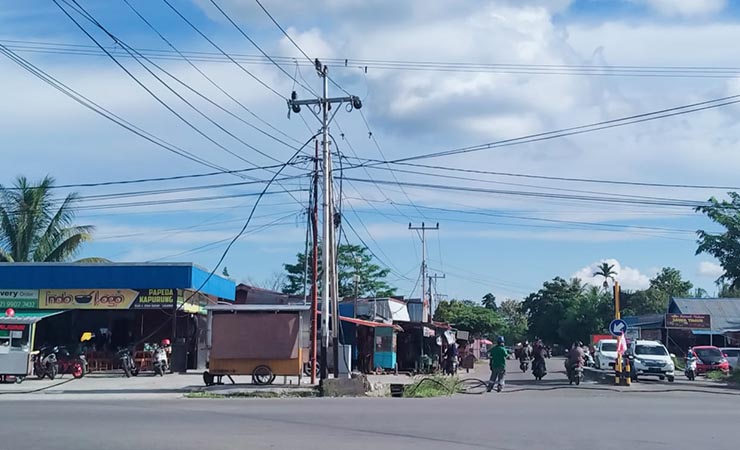 LISTRIK | Petugas PLN menarik kabel listrik di Jalan Hasanudin, Timika. (Foto: Anya Fatma/SeputarPapua)